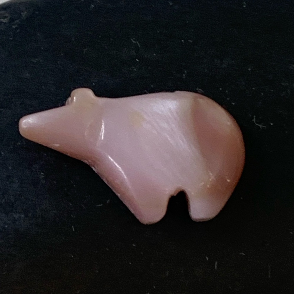 Native American Style Zuni Queen Conch Or Pink Mussel Bear Fetish Necklace Bead
